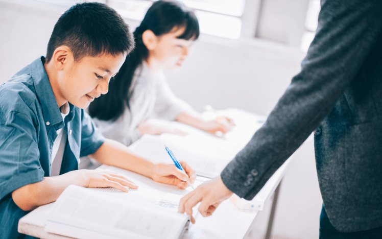 子ども　勉強中　写真