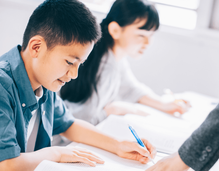 子ども　勉強中　写真