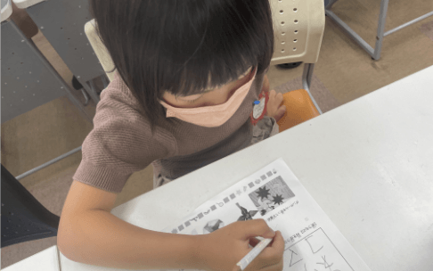 宿題中　子ども　写真